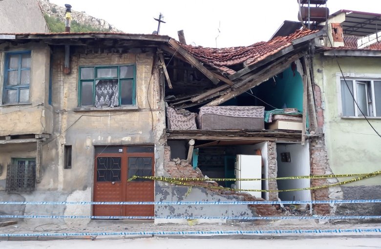 Kütahya’da korkutan patlama! Evin tavanı ve dış duvarı çöktü