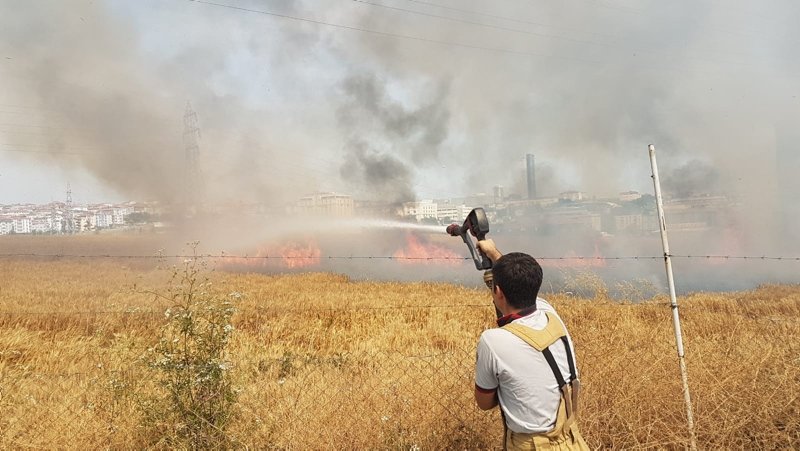 Avcılar’da buğday tarlasındaki yangın E-5’i dumana boğdu