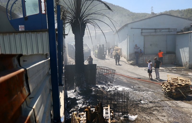 İzmir Bornova’da korkutan yangın! Otluk alanda çıktı fabrikaya sıçradı