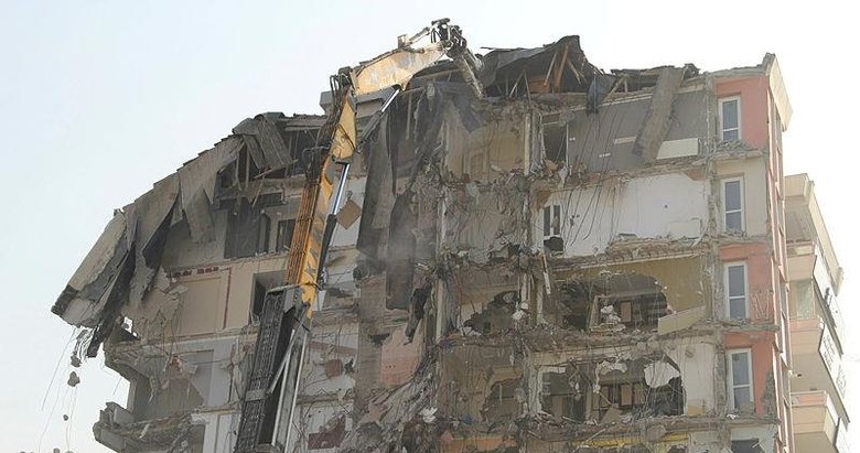 İzmir depreminin ardından ağır hasarlı binalardan 58’inin yıkımı tamamlandı