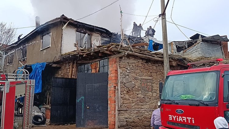 Afyon’da yangın paniği: Baba, kapıyı kırarak çocuklarını alevlerden kurtardı