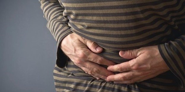 Göbeğiniz düşmüş olabilir! Karın ağrısından kıvrananlar dikkat!