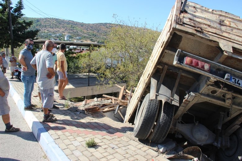 Ev salçası yaparken evinin çatısından içeri kamyon girdi