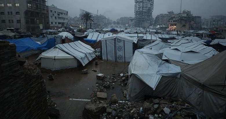 Şiddetli yağmur Gazze’de Şifa Hastanesini ve binlerce çadırı sular altında bıraktı