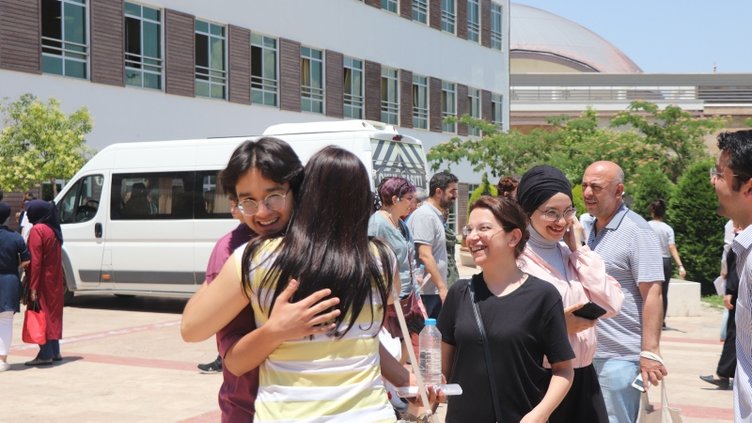 Denizli’de baba oğulun YKS heyecanı! Sınava birlikte girdiler