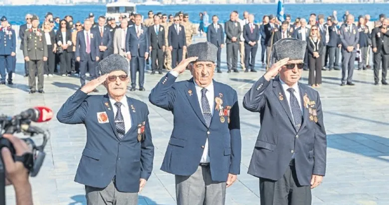 İzmir’de Gaziler Günü için çelenk töreni düzenlendi