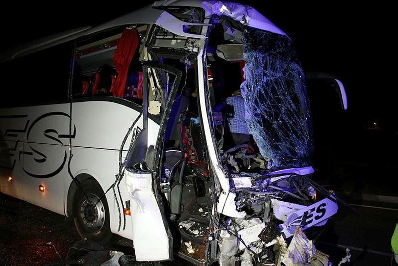 Uşak’taki kazada can pazarı! Otobüs tıra arkadan çarptı