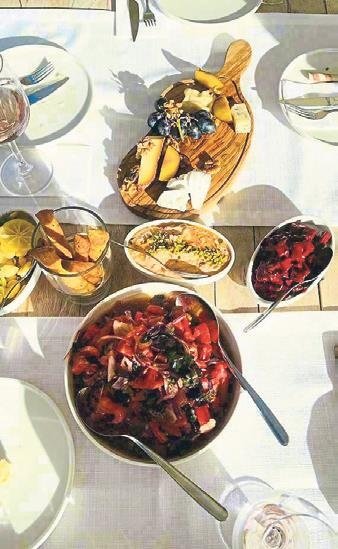 Deniz ve zeytin manzaralı lezzet şöleni