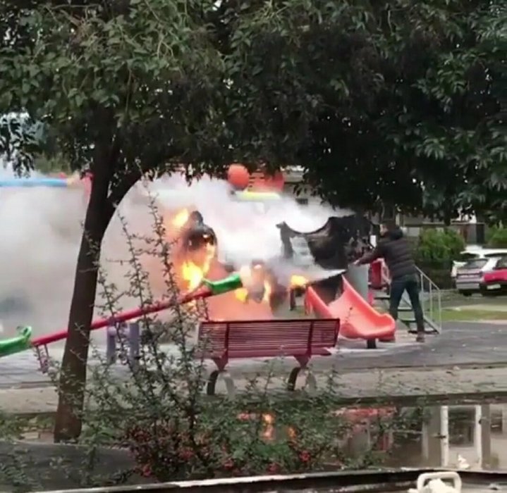 İzmir Karşıyaka’da çocuk parkı kül oldu! Soğuk hava faciayı önledi