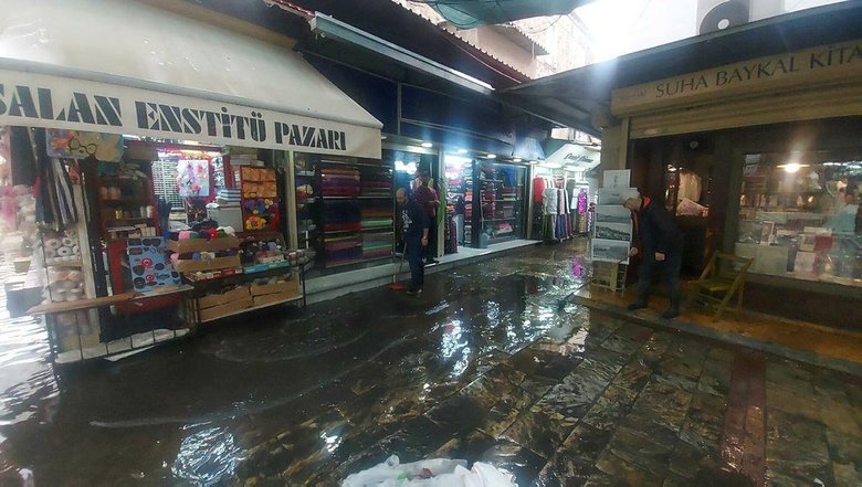 Kemeraltı Çarşısı’nda hep aynı çile! Esnaf tepkisini kağıttan gemi yüzdürerek gösterdi