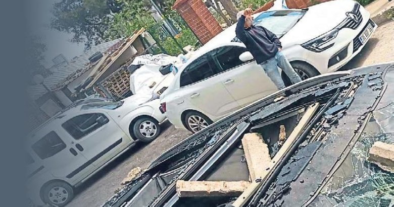 Köprüden beton parçaları düşüyor! Vatandaşlar ve çevredeki araçlar için tehlike saçıyor