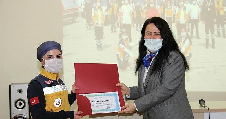 İzmir depreminin yaralarını saran sağlıkçılara teşekkür belgesi verildi
