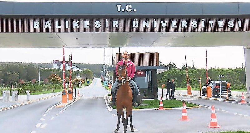 Üniversitenin atlı profesörü