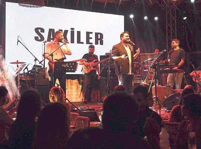 Alaçatı Hayal Kahvesi’nde ünlüler geçidi