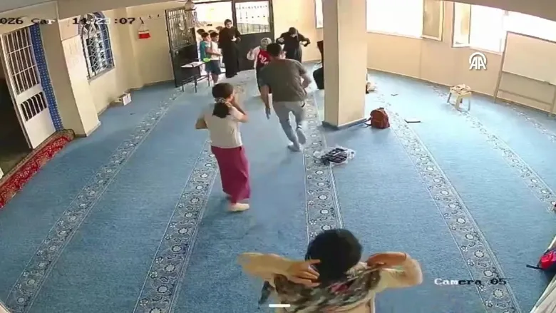 izmirde-heimlich-manevrasi-hayat-kurtardi-camide-yurekler-agza-geldi-1786609673676.jpeg