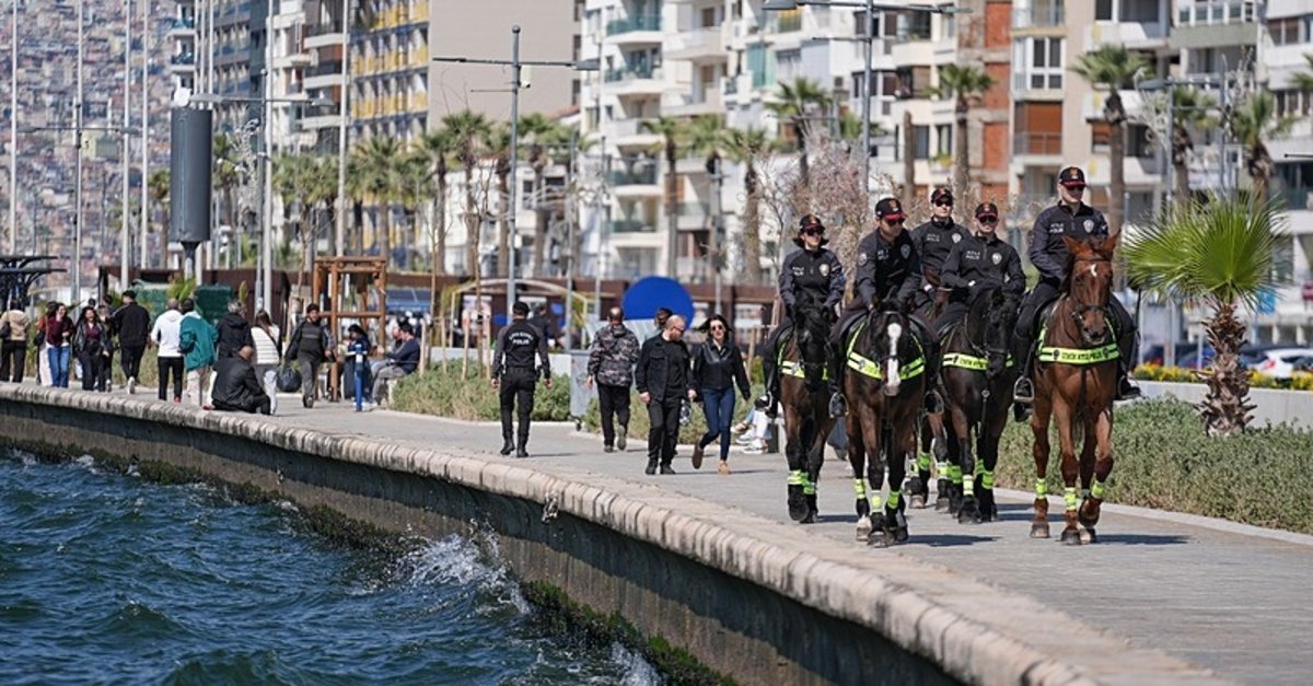 İzmir'in sahili atlı polislere emanet