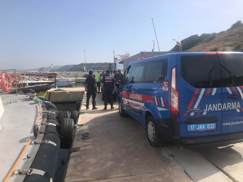 Çanakkale’de ekiplerden operasyon! Alkollü kaptanın kullandığı teknede 25 kaçak göçmen yakalandı