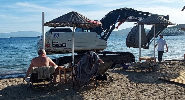 Kepçe sahile daldı! İş makinesiyle Bodrum’u karıştırdı