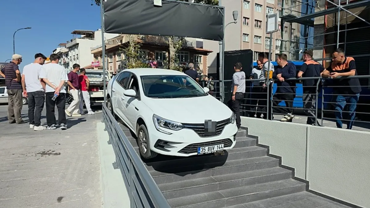 Kütahya'da bir garip kaza… Otomobil marketin merdivenlerinde asılı kaldı!