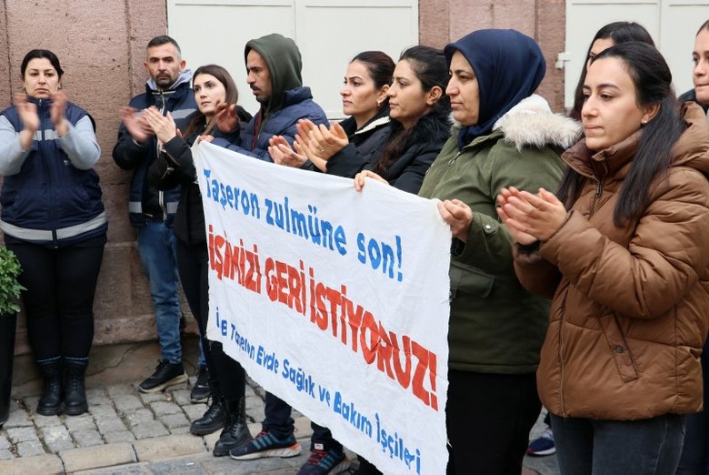 İzmir’de işten çıkarılan işçiler eylemde! CHP’li belediye verdiği sözü tutmadı