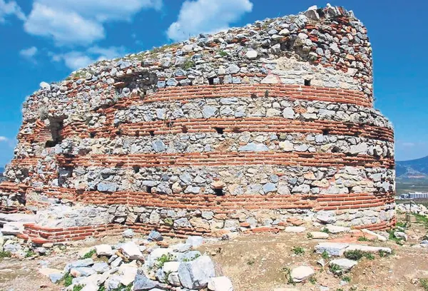 izmir-ayasuluk-tepesinde-gecmisin-izinde-1791564218733.png