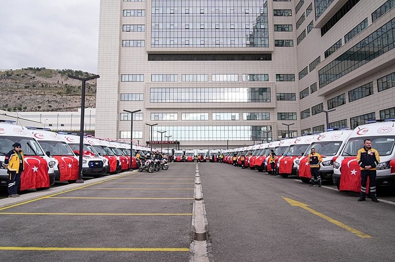 İzmir’de 45 yeni ambulans törenle hizmete başladı