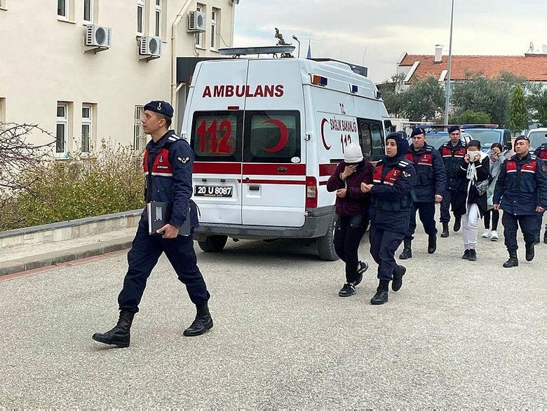 Şüphe üzerinde takibe alınan kadınlar, hırsızlık yaparken suçüstü yakalandı