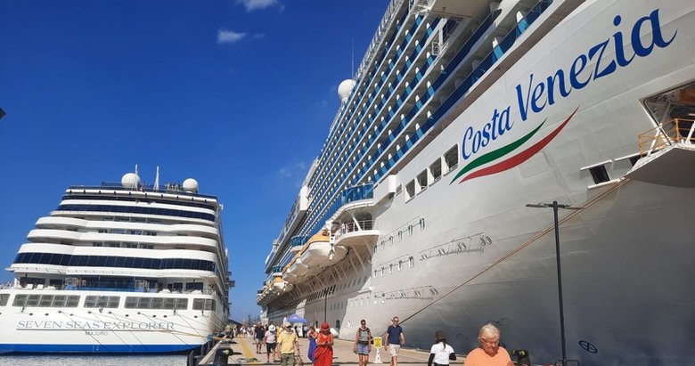 Costa Venezia ve Seven Seas Explorer İzmir Limanında yolcular için mola verdi!