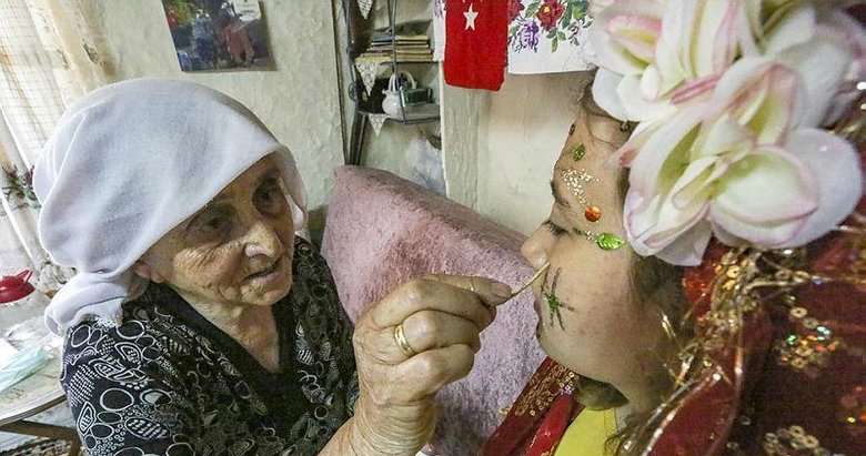 Yüz yazma geleneğinin Karaburun’daki son temsilcisi eski düğünleri özlüyor