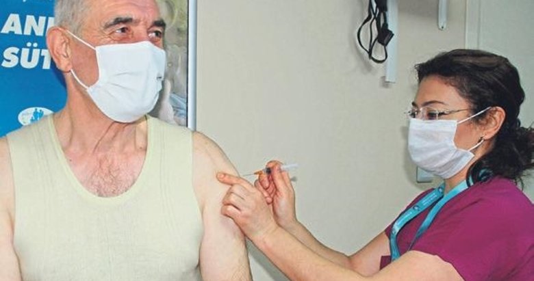 İzmir’de 425 bin doz aşı yapıldı, vakalar azaldı