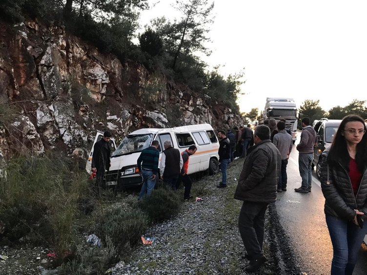 Bodrum’da askerleri taşıyan minibüs kayalıklara çarptı