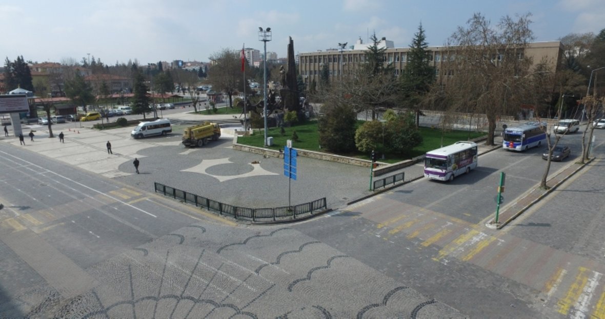 Usak In En Islek Caddesi Bariyerlerle Kapatildi Insan Yogunlugu Azaldi Usak Haberleri