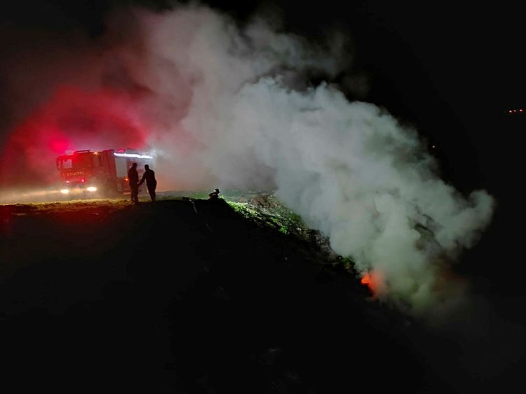 Hafriyat döküm alanındaki yangın saatlerdir sürüyor
