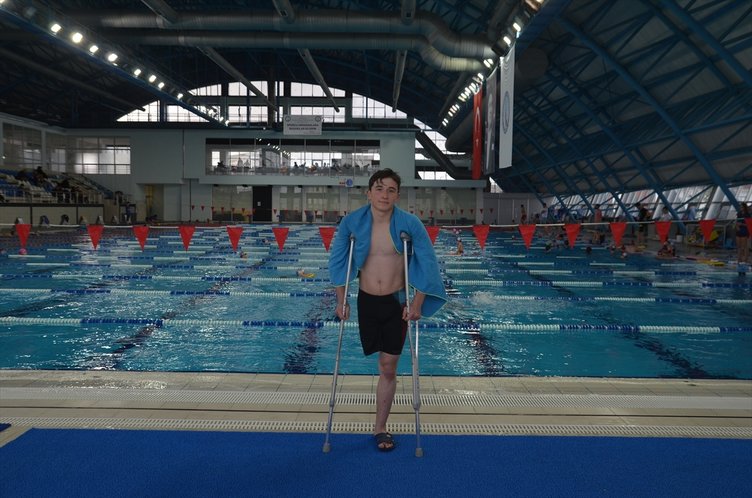 Kütahya’da yaşayan Recep Tula, engelini kulaç atarak aşıyor