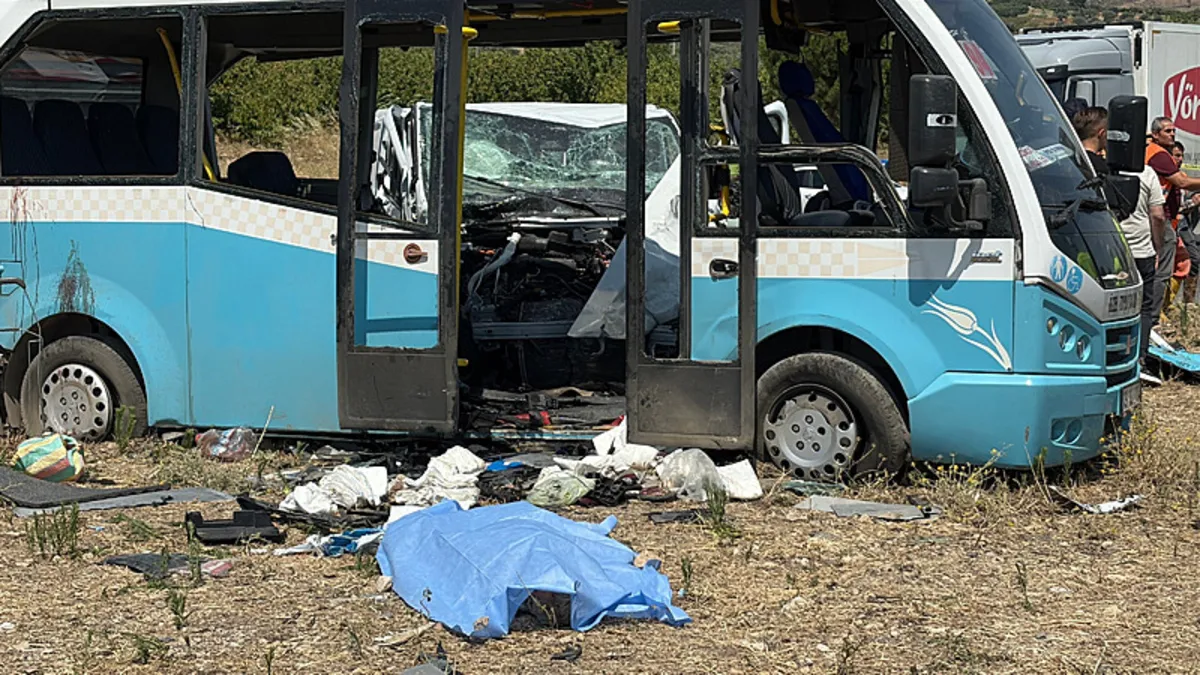 Manisa'da İki Araç Çarpıştı: Yaralılar Var