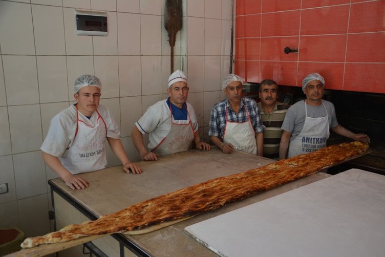 Manisa’da dev ramazan pidesi 60 liradan satıldı