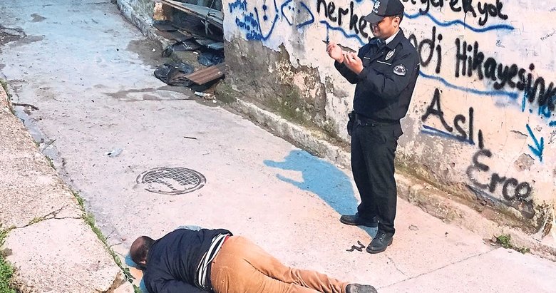 Yolda ölen adama polis duası