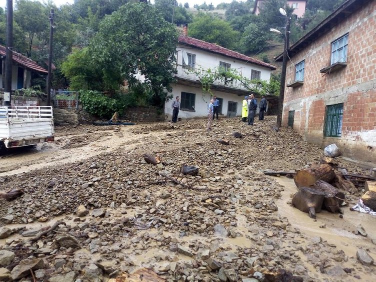 Balıkesir Burhaniye’de toprak kayması paniği! Evler boşaltıldı