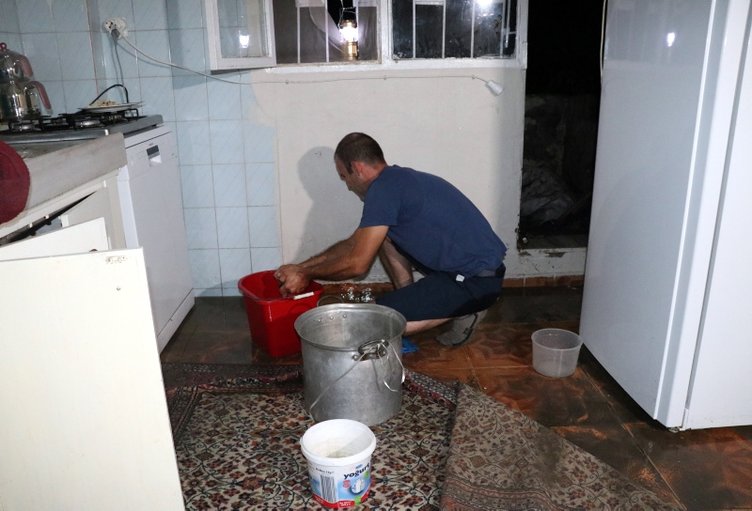 İzmir’de sağanak yağış hayatı olumsuz etkiledi!