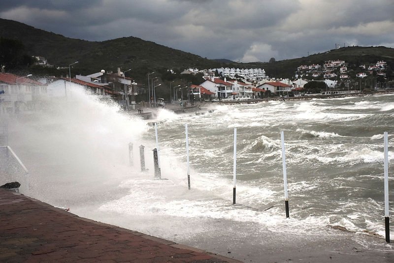 İzmir Urla’da fırtına sahilleri vurdu