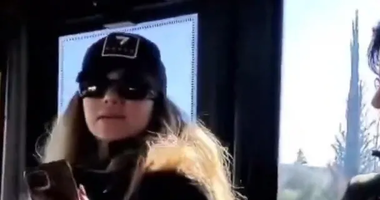 Köpeğiyle otobüse bindi, başörtülü kadına tehditler savurdu