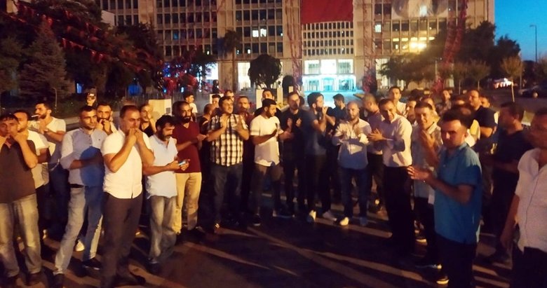 İş aş diye geldi bir mesajla attı