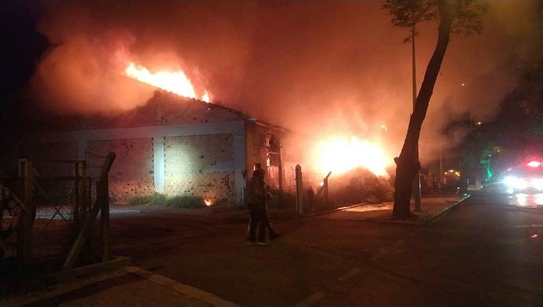 Uşak’ta tekstil deposundaki yangın kontrol altına alındı