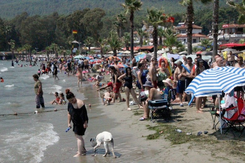 ’Sakin Kent’ Akyaka en yoğun günlerini yaşıyor! Denizde yüzecek yer kalmayınca Azmak’ta yüzdüler