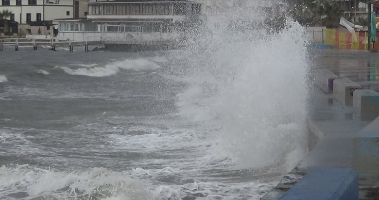 Lodos fırtınası nedeniyle Balıkesir’de dev dalgalar oluştu