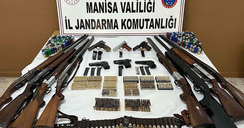 Manisa’da silah tacirlerine operasyon!