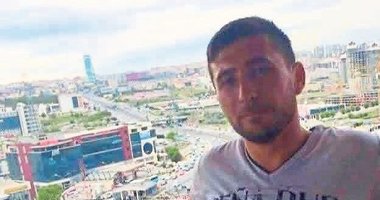 Devrilen traktörün altında kaldı