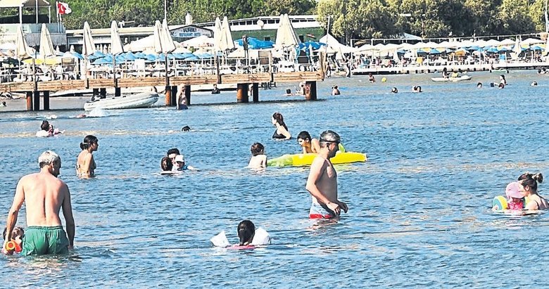 Bodrum’da sezon uzadı vatandaşlar sahillere akın etti