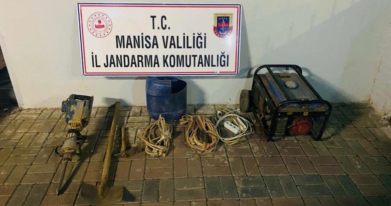 Manisa’da jandarma ekiplerinden kaçak kazı yapanlara suçüstü