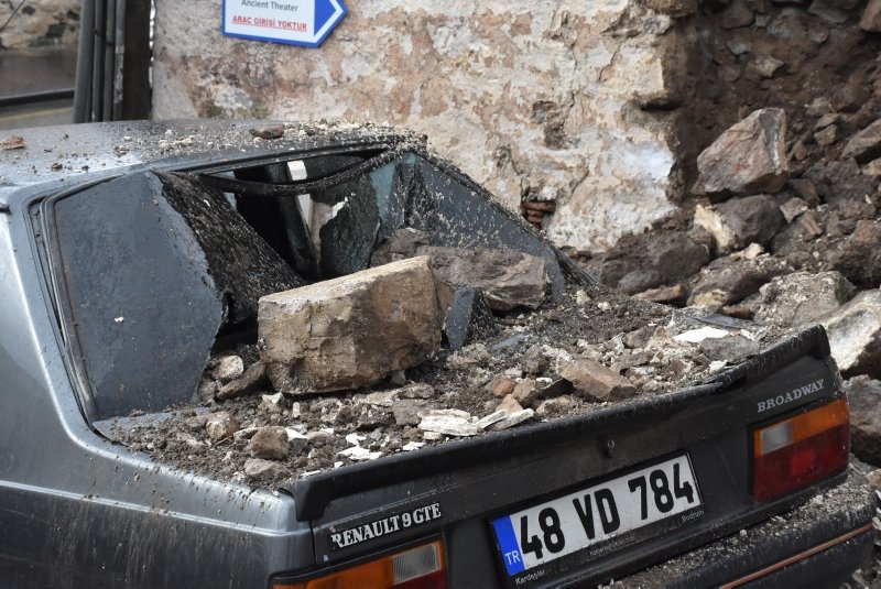 Bodrum’da iki yerde duvar çöktü, 4 otomobil hasar gördü